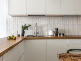 Lyst skandinavisk køkken med bordplade i massivt træ
