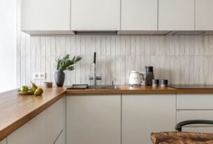 Lyst skandinavisk køkken med bordplade i massivt træ